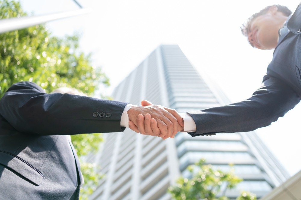 ビジネスマンが握手している写真